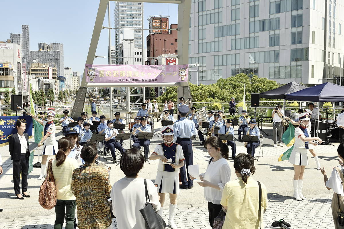 阿部寛、六平直政の胸ぐらをつかんでもみ合いに　頭から血を流す姿も　「異動辞令は音楽隊！」場面写真