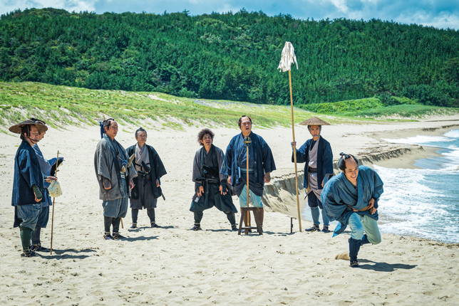 北川景子の首に刀　歩幅で測量する中井貴一＆松山ケンイチ　「大河への道」場面写真