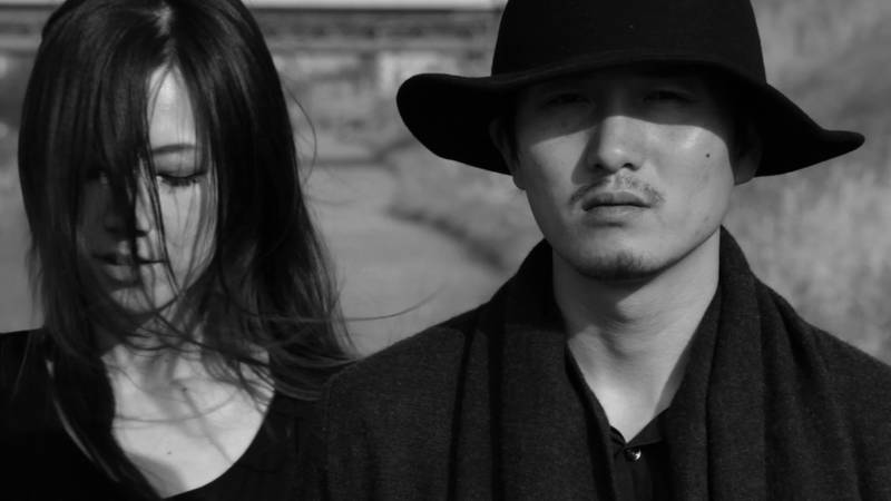 モノクロの映像で描き出される男女の姿　映画「土手と夫婦と幽霊」特報映像