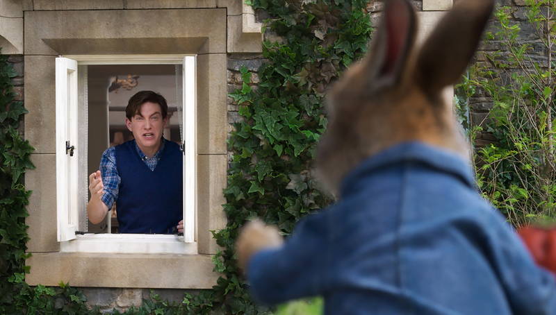 ”ウサギたたきゲーム”勃発　ごみ箱から顔を出すかわいらしい姿　「ピーターラビット２」本編映像