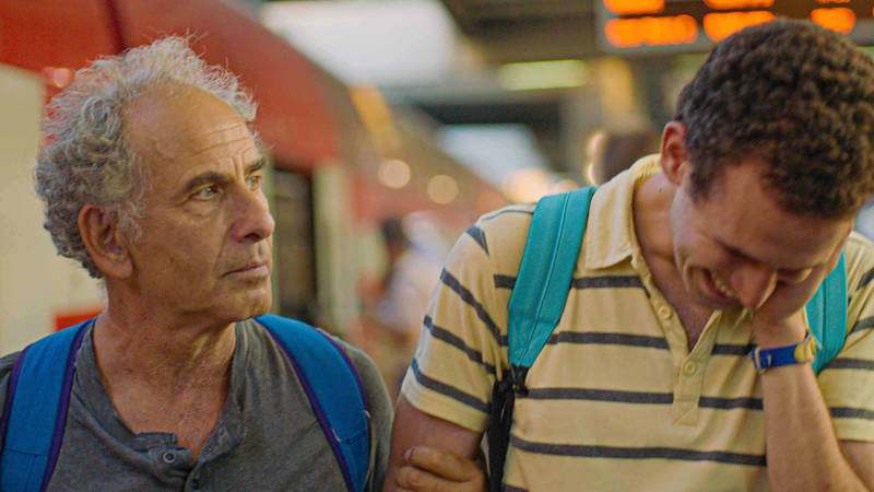 カタツムリを踏まないように歩く父子　自閉症スペクトラムの息子と父の絆　「旅立つ息子へ」特別映像公開