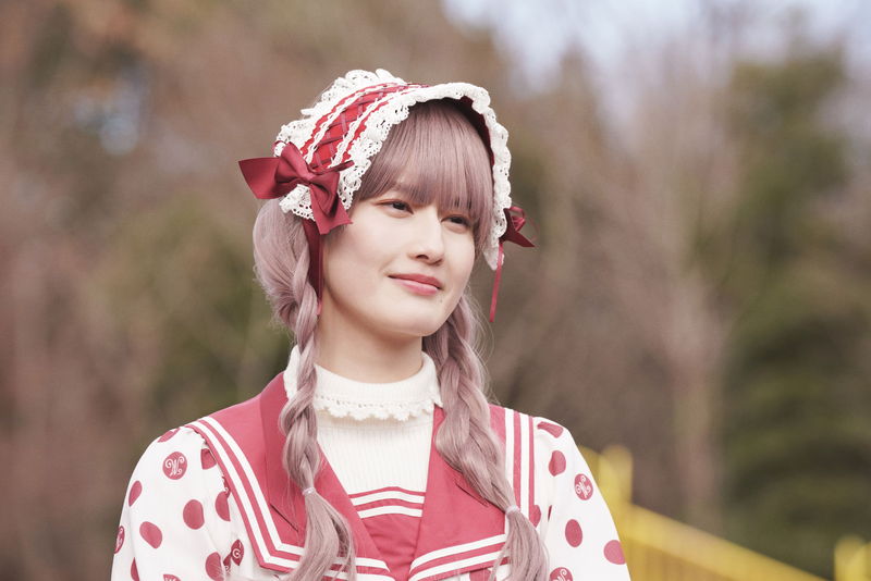 ベンチで蒔田彩珠を見つめる窪塚愛流　残り少ない日々を生きる少女と支える少年役　「ハピネス」場面写真
