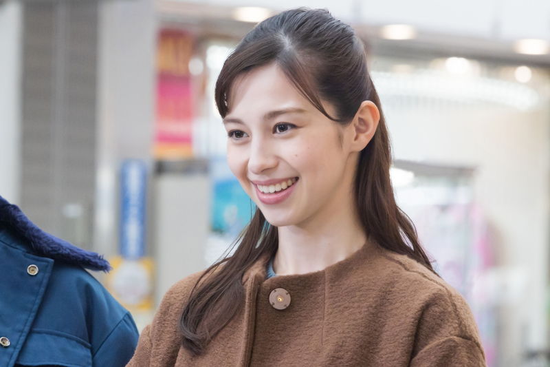 笑福亭鶴瓶、新妻・中条あやみのほおをビローンと引っ張るラブラブ姿　「あまろっく」場面写真