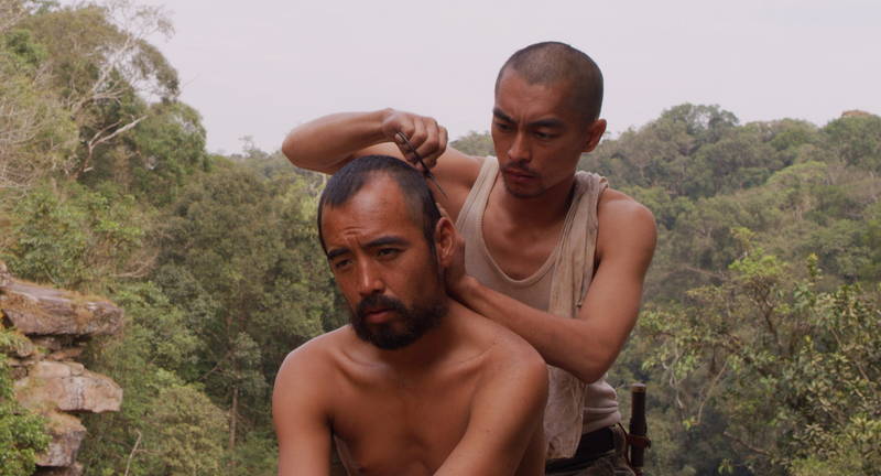 津田寛治が見せる、最後の仲間を亡くした小野田の虚無を宿らせた瞳　「ONODA 一万夜を越えて」予告編