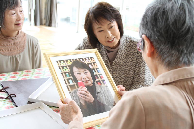 香里奈の誕生日を、車のヘッドライトでサプライズ祝福　「おもいで写眞」ドライブインシアター舞台挨拶