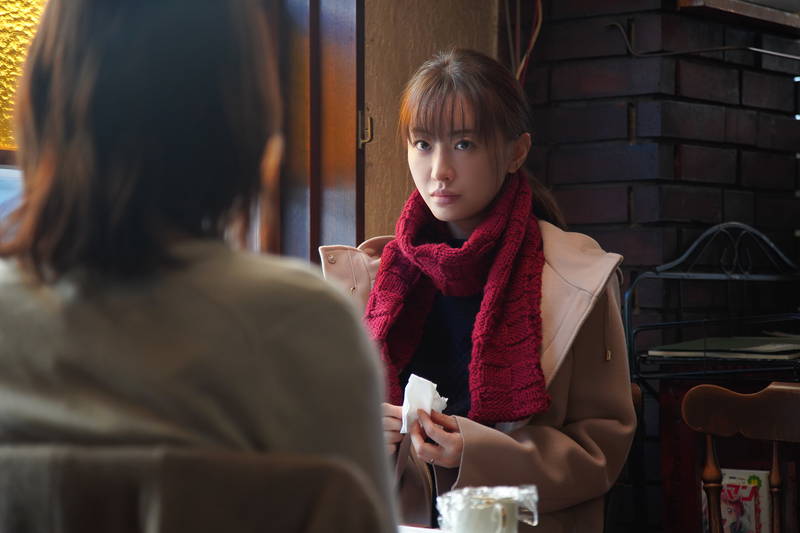 瓶ビールを飲み交わす山田裕貴と松本まりか　傷ついた男女の希望を描く「夜、鳥たちが啼く」場面写真