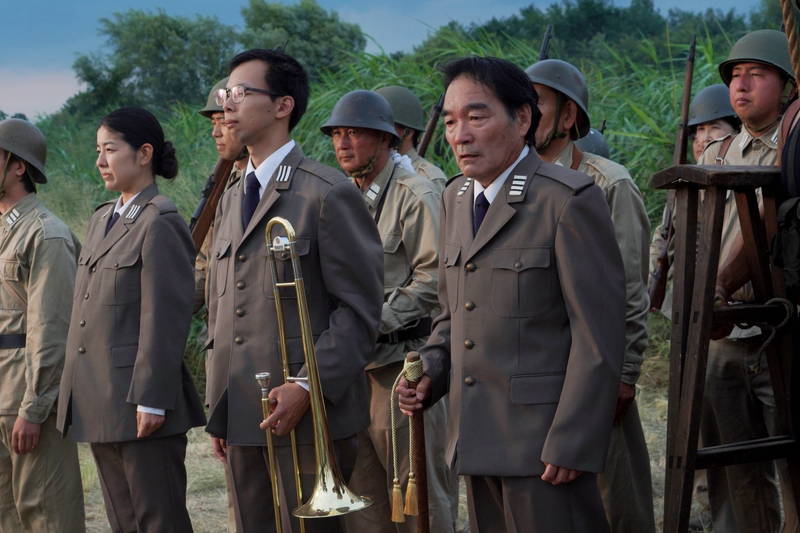 矢部太郎が温かみのあるタッチでポスター再現　自身も出演の映画「きまじめ楽隊のぼんやり戦争」