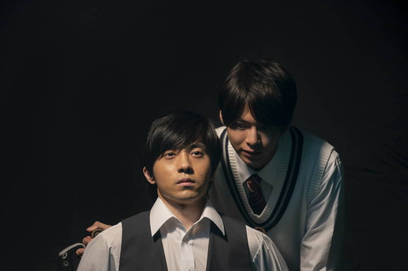 白いワンピース姿の小宮璃央、浦上晟周からキス？　謎の怪物の姿も　「グランギニョール」場面写真
