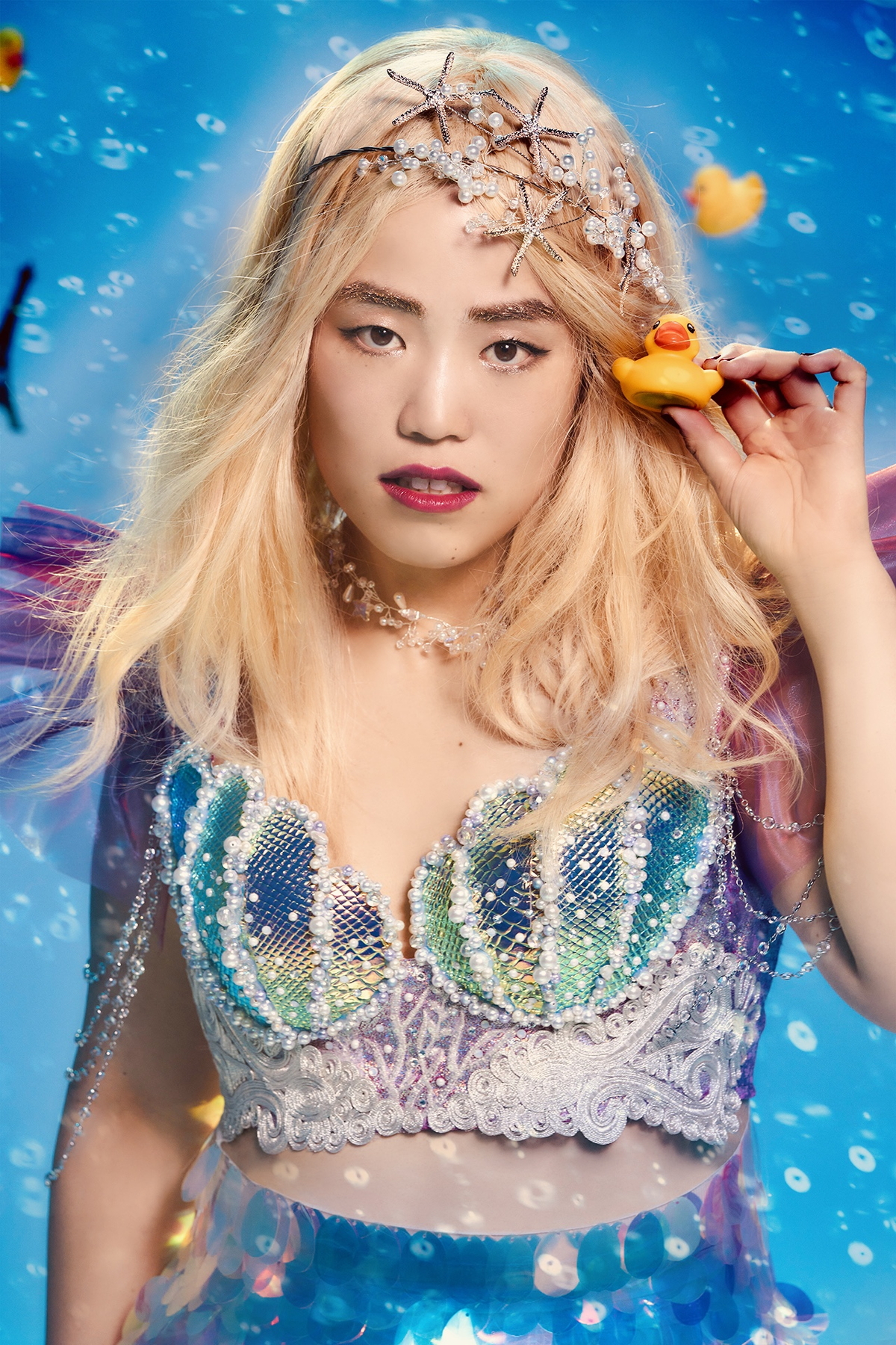 これが本来の姿？　ゆりやんが人魚に大変身　「マーメイド・イン・パリ」公開記念で　アヒルに噛みつく姿も　