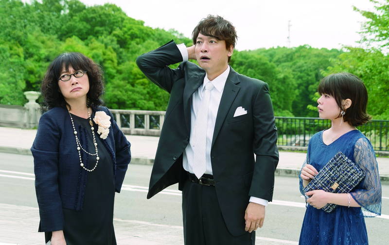 香取慎吾の筋トレ姿　岸井ゆきのは不満げな顔でPCを見つめる　「犬も食わねどチャーリーは笑う」場面写真