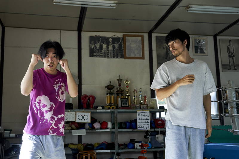 松山ケンイチ、東出昌大から初恋女性との結婚を宣言されて動揺　映画「BLUE」本編映像