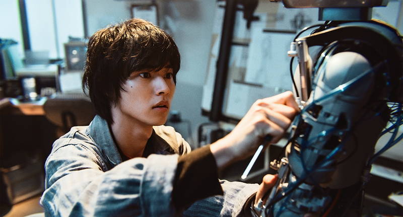 山﨑賢人＆清原果耶　”イヤホン半分こ”姿披露　映画「夏への扉」場面写真　新公開日は6月25日に決定