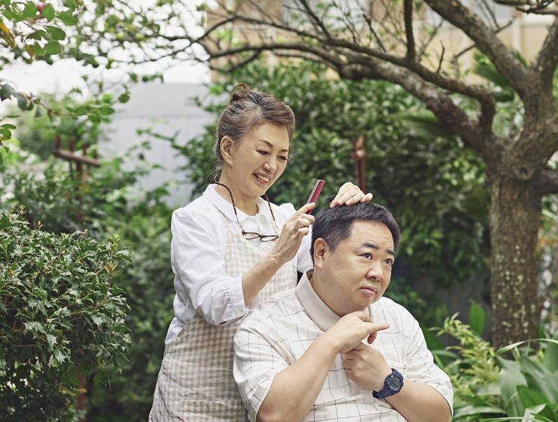 母・加賀まりこ＆自閉症の息子・塚地武雅　宝物のようなありふれた毎日　「梅切らぬバカ」予告編