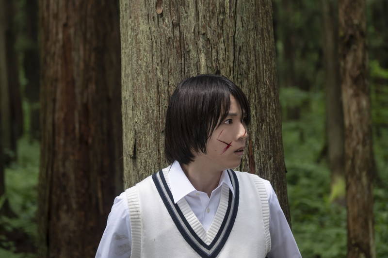 白いワンピース姿の小宮璃央、浦上晟周からキス？　謎の怪物の姿も　「グランギニョール」場面写真