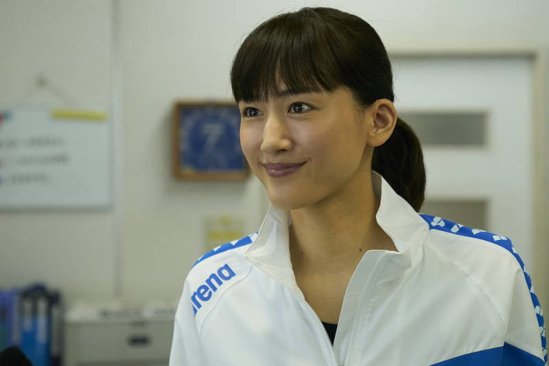 プールで必死の泳げない長谷川博己　笑顔で温かく見つめる綾瀬はるか　「はい、泳げません」水泳場面写真
