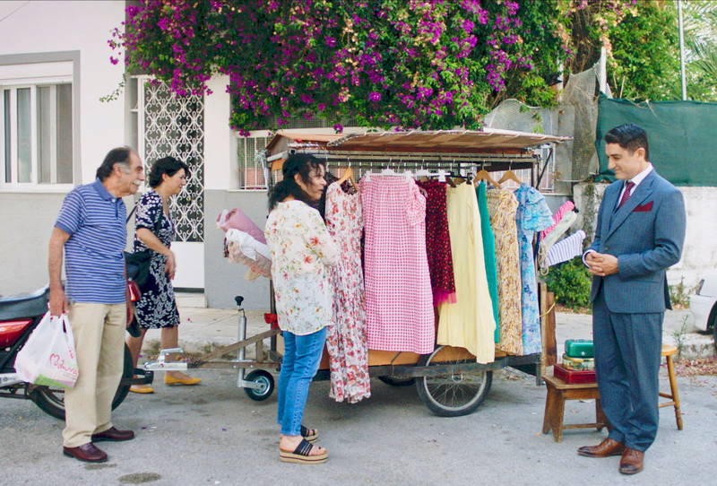 ドレスで女性を幸せに　ギリシャの街を駆け抜ける移動式テーラー　「テーラー　人生の仕立て屋」本編映像