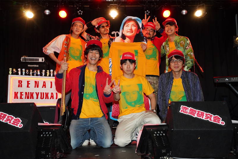 松坂桃李＆仲野太賀が熱唱　歌い継がれる名曲「恋ING」　「あの頃。」場面写真