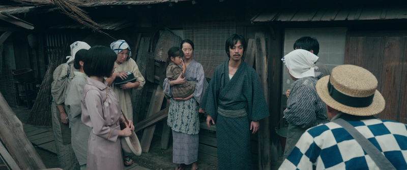 井浦新、田中麗奈が見せる物憂げな表情　永山瑛太、コムアイ、柄本明らの姿も　「福田村事件」場面写真