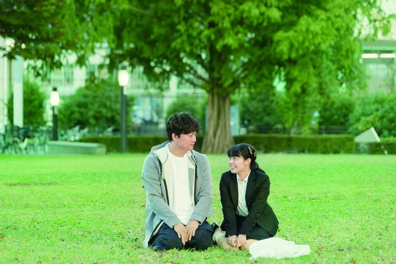 香取慎吾の筋トレ姿　岸井ゆきのは不満げな顔でPCを見つめる　「犬も食わねどチャーリーは笑う」場面写真