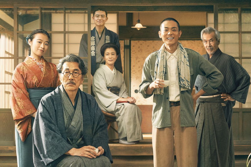 役所広司　涙ぐんで菅田将暉を抱きかかえる姿　人目もはばからず号泣する姿も　「銀河鉄道の父」場面写真