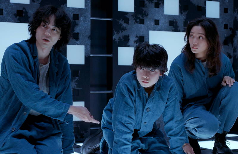 肩を負傷した斎藤工、菅田将暉の胸ぐらをつかむ　極限状態の恐怖や怒りを捉えた「CUBE」場面写真公開