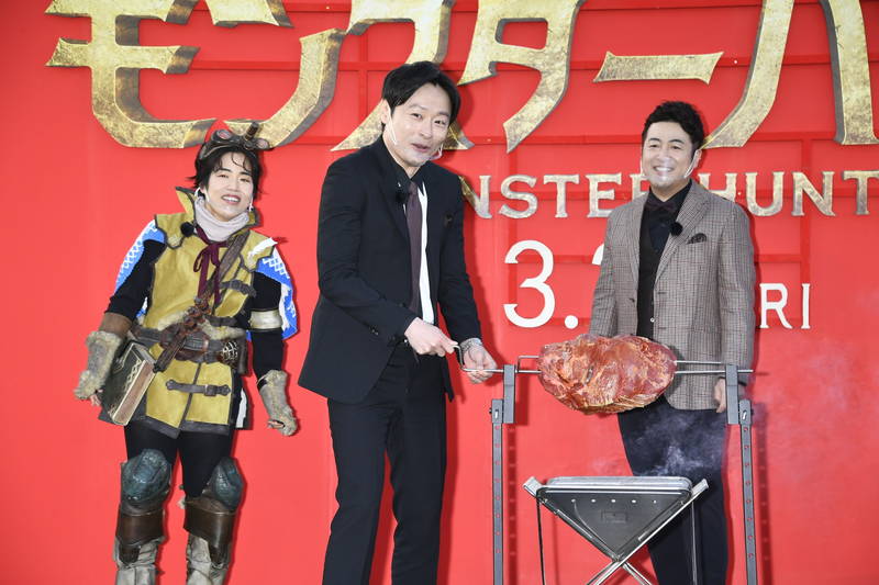 ゆりやんレトリィバァ　ダイエットで山崎紘菜と同じ体形？　山崎が映画で着用の受付嬢衣装で登場