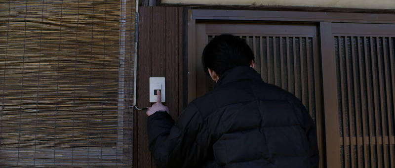 古い空き家で共同生活の男女5人　退去勧告に来た役所の男が泊まることに　短編映画「stay」予告編公開