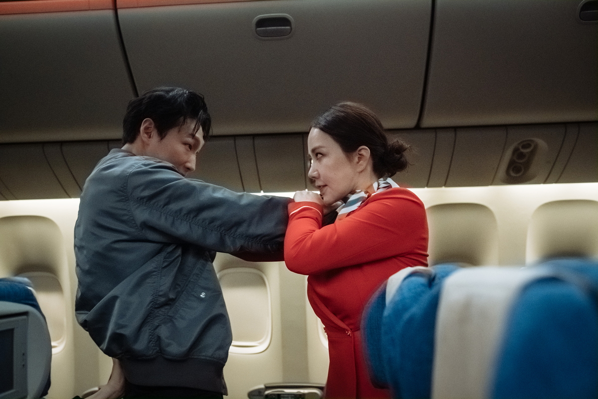 普段は揚げパン屋の看板娘　飛行機では超絶アクション披露　「ノンストップ」”甘口＆辛口”キャラ紹介映像