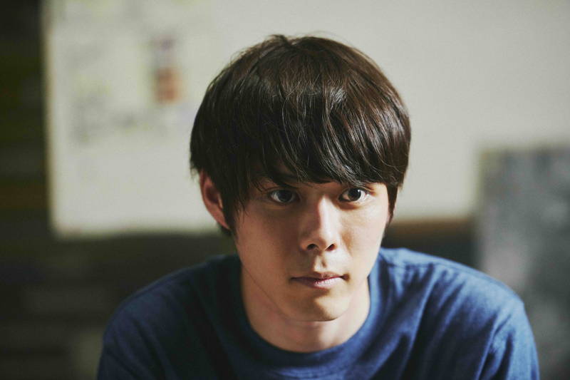 蛙亭・中野周平　不思議なかわいらしさで、ピリピリとした関係の中和剤に　「青葉家のテーブル」場面写真