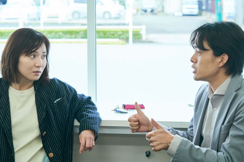 佐藤浩市を熱くハグする窪田正孝　一心不乱に筆を動かす松岡茉優　「愛にイナズマ」場面写真