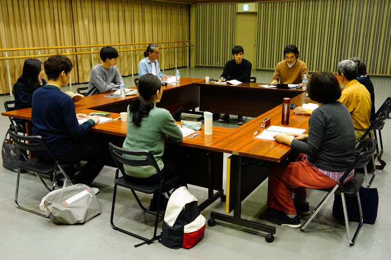 付けひげ姿の西島秀俊　サーブをのぞき込む岡田将生　「ドライブ・マイ・カー」場面写真公開