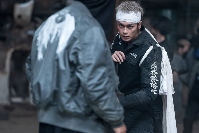 高杉真宙＝千冬　目に涙を浮かべ、何かを見つめほほ笑む姿　「東京リベンジャーズ2」場面写真