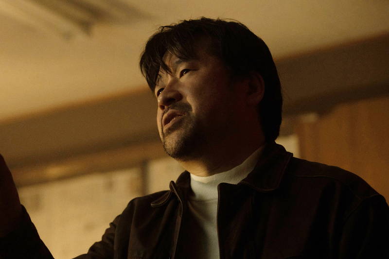 指名手配犯の張り紙ずらり　前に立つ不穏な空気の佐藤二朗　異様さ漂うティザービジュアル　「さがす」