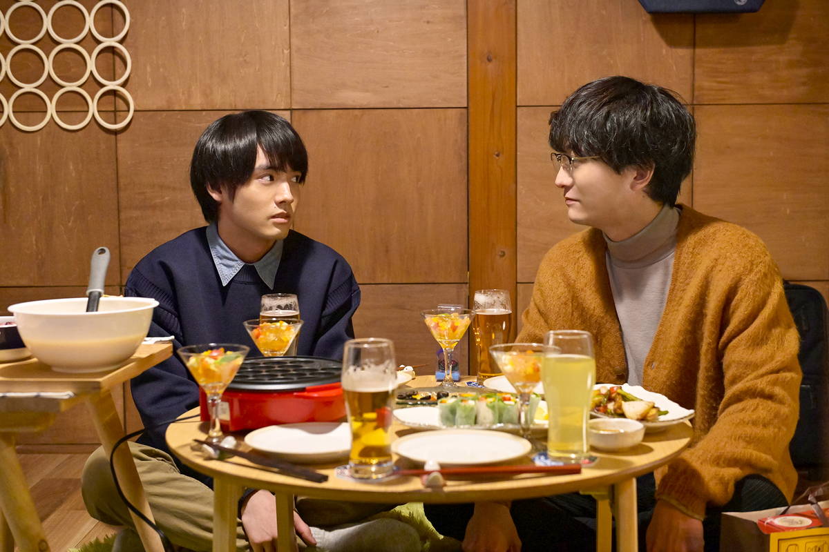 赤楚衛二＆町田啓太　初詣で互いの幸せを願う　遠距離恋愛ですれ違う姿も　映画「チェリまほ」場面写真