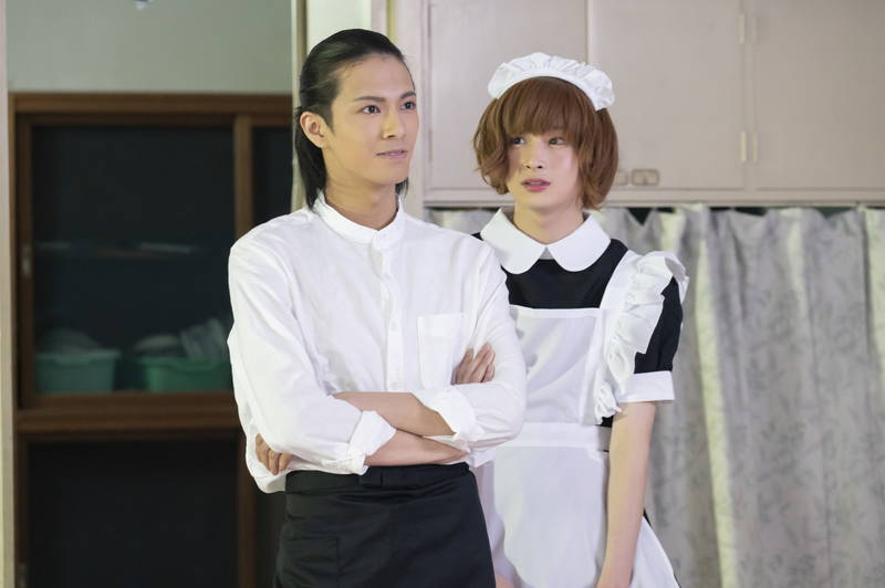 白いワンピース姿の小宮璃央、浦上晟周からキス？　謎の怪物の姿も　「グランギニョール」場面写真