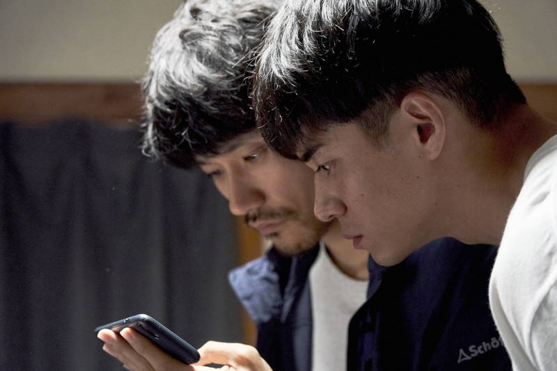 マウスピースはめる柄本時生に「マウスピースではなくマスク！」　映画「BLUE」劇場用マナー映像公開