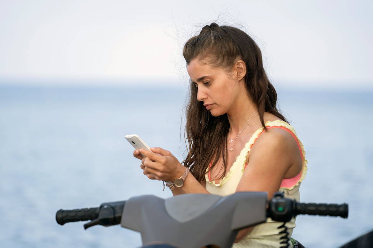 海上を漂流する1台の水上バイク　ピッタリと並走する巨大なホホジロザメ　「海上48hours」場面写真