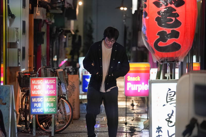 瓶ビールを飲み交わす山田裕貴と松本まりか　傷ついた男女の希望を描く「夜、鳥たちが啼く」場面写真