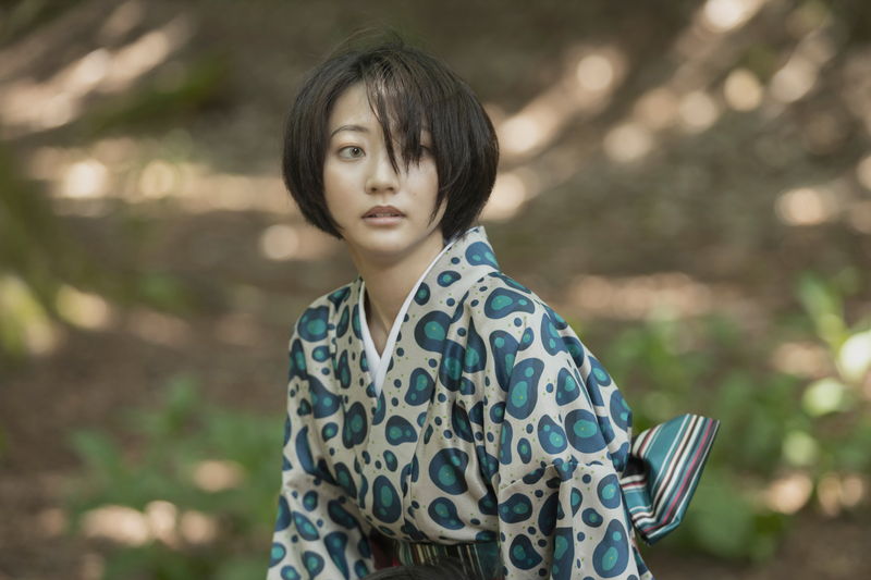 うつろな目で何かを見つめる水川あさみ　ニワトリの頭を手に持つ桃果　「唄う六人の女」場面写真