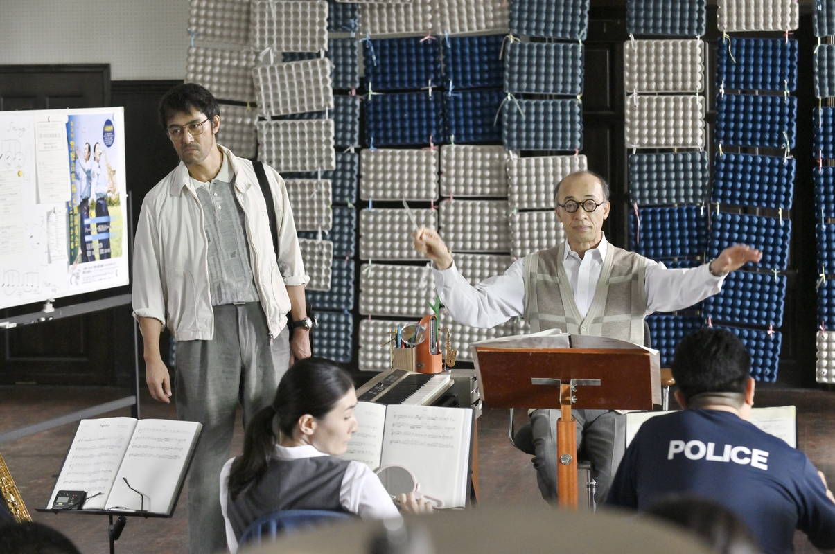 阿部寛、六平直政の胸ぐらをつかんでもみ合いに　頭から血を流す姿も　「異動辞令は音楽隊！」場面写真