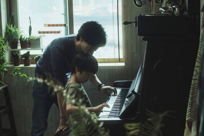 主演のモー・ズーイー　失った同性パートナー思いながら作ったピアノ曲披露　「親愛なる君へ」特別映像