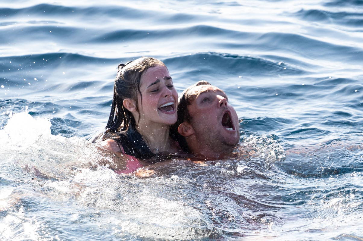 海上を漂流する1台の水上バイク　ピッタリと並走する巨大なホホジロザメ　「海上48hours」場面写真