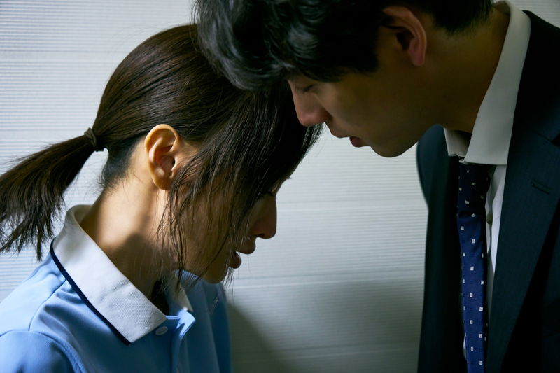 ずぶぬれでボートに横たわる福士蒼汰＆松本まりか　「湖の女たち」場面写真