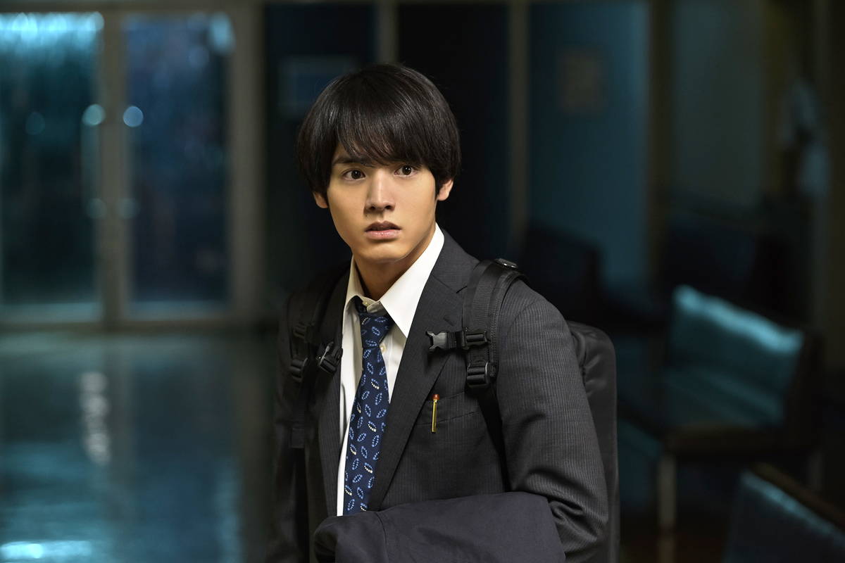 赤楚衛二＆町田啓太　初詣で互いの幸せを願う　遠距離恋愛ですれ違う姿も　映画「チェリまほ」場面写真