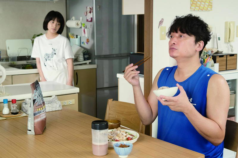 香取慎吾の筋トレ姿　岸井ゆきのは不満げな顔でPCを見つめる　「犬も食わねどチャーリーは笑う」場面写真