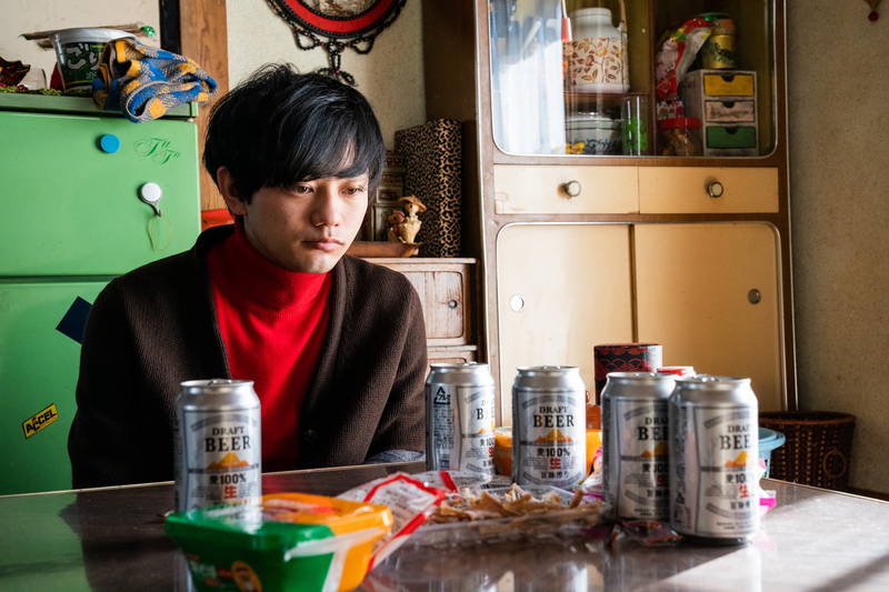 ボサボサ髪の吉岡里帆、サングラス＆ジャージの怪しい満島真之介　映画「ゾッキ」個性あふれる場面写真