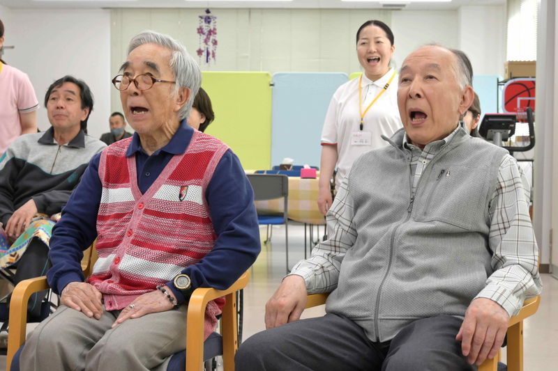高畑淳子が見せるゴキゲンシニアライフ　シャンソン歌手に挑戦　「お終活 再春！人生ラプソディ」場面写真