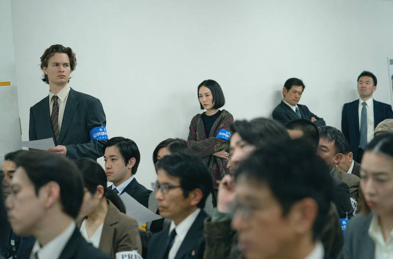 敏腕記者A・エルゴート　敏腕刑事・渡辺謙　山下智久のカリスマホスト姿も　「TOKYO VICE」場面写真