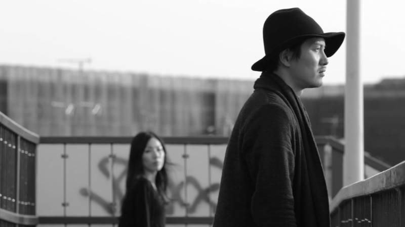モノクロの映像で描き出される男女の姿　映画「土手と夫婦と幽霊」特報映像