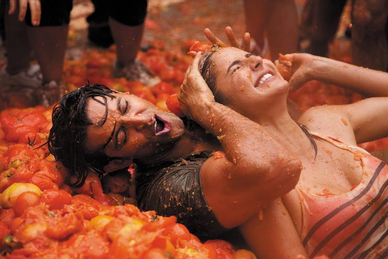トマト祭りや牛追い祭　スペインの伝統文化の魅力を詰め込んだ「人生は二度とない」場面写真